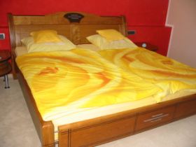 Schlafzimmer 1 -Bett.JPG