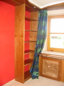 Schlafzimmer 1 -Regal + Heizkörperverkleidung.JPG